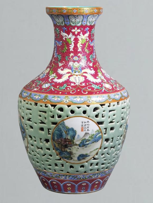 東京蕓術(shù)清乾隆 洋彩錦上添花開(kāi)光山水圖鏤空套瓶