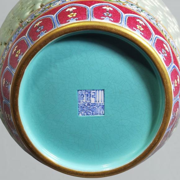 東京蕓術(shù)清乾隆 洋彩錦上添花開(kāi)光山水圖鏤空套瓶