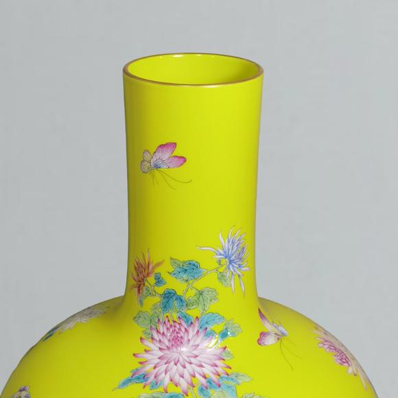 東京蕓術(shù)清雍正  黃地粉彩菊花蝴蝶紋天球瓶