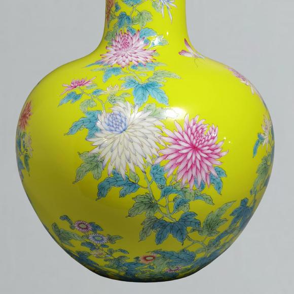 東京蕓術(shù)清雍正  黃地粉彩菊花蝴蝶紋天球瓶
