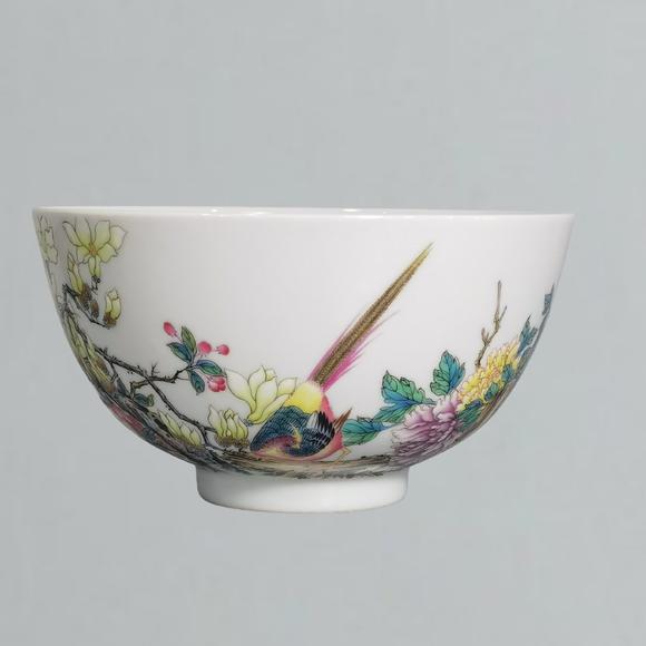 東京蕓術(shù)清乾隆 琺瑯彩花石錦雞圖碗