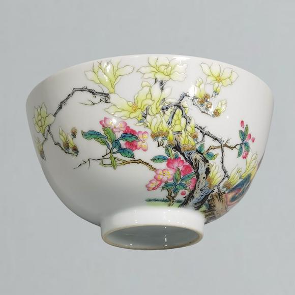 東京蕓術(shù)清乾隆 琺瑯彩花石錦雞圖碗