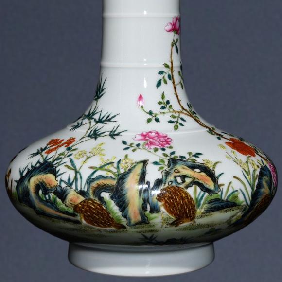 東京蕓術(shù)清雍正 粉彩安居樂業(yè)紋扁肚瓶