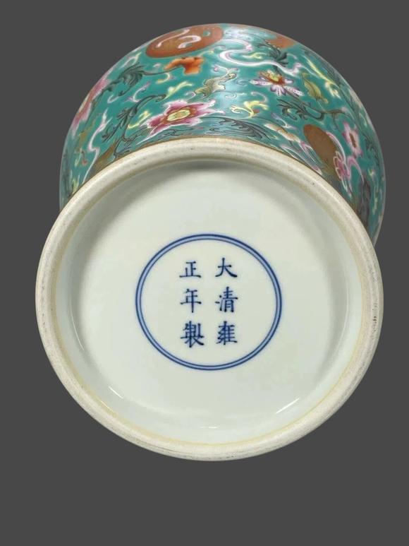 東京蕓術(shù)大清雍正 綠地粉彩圖案花卉紋五獅繡球梅瓶一對