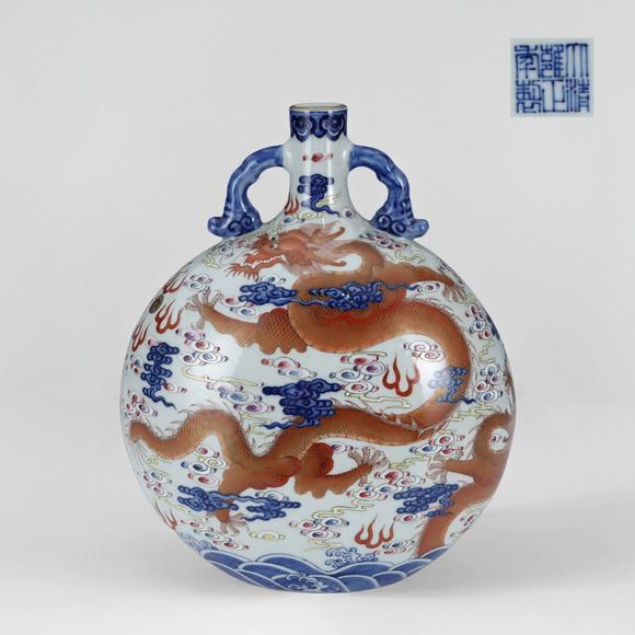 東京蕓術(shù)清雍正 青花礬紅龍紋描金抱月瓶