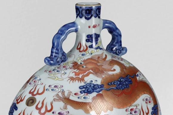 東京蕓術(shù)清雍正 青花礬紅龍紋描金抱月瓶