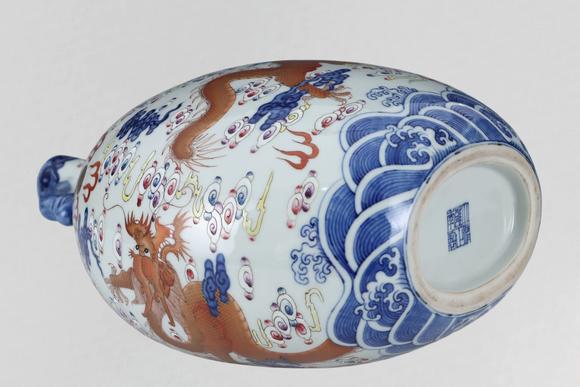 東京蕓術(shù)清雍正 青花礬紅龍紋描金抱月瓶
