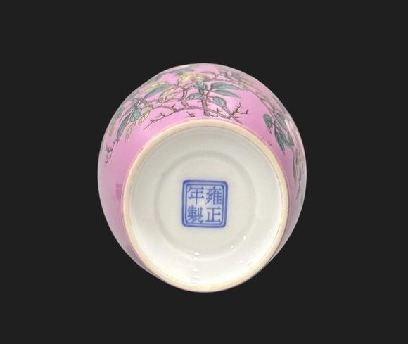 東京蕓術(shù)清雍正 琺瑯彩胭脂水花鳥詩文小瓶