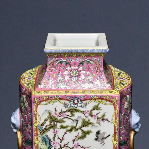 東京蕓術(shù)清乾隆 粉紅地粉彩開(kāi)光花鳥(niǎo)紋卷書(shū)瓶