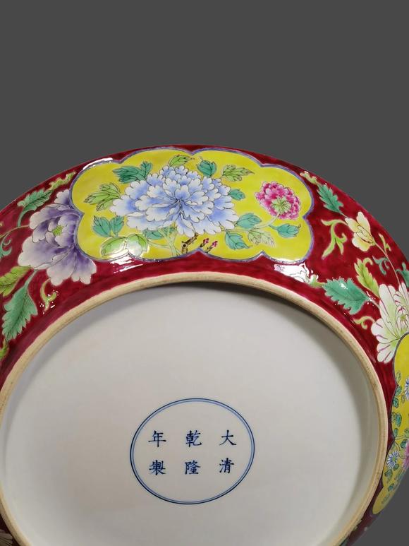 東京蕓術(shù)清乾隆 胭脂紅地粉彩開(kāi)窗花卉五福壽大盤(pán)