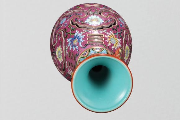 東京蕓術(shù)清乾隆 琺瑯彩趴花八卦轉(zhuǎn)心瓶