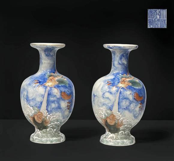 東京蕓術(shù)清乾隆 琺瑯彩鯉魚跳龍門紋小瓶