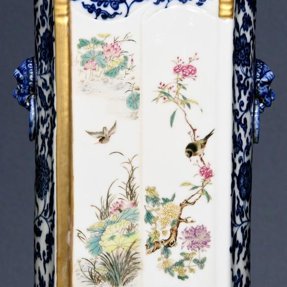 東京蕓術(shù)清乾隆 青花粉彩花鳥(niǎo)紋獸頭瓶