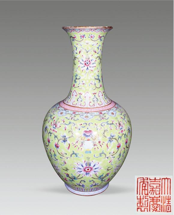 北京萬(wàn)歷綠地粉彩纏枝花卉紋長(zhǎng)頸瓶
