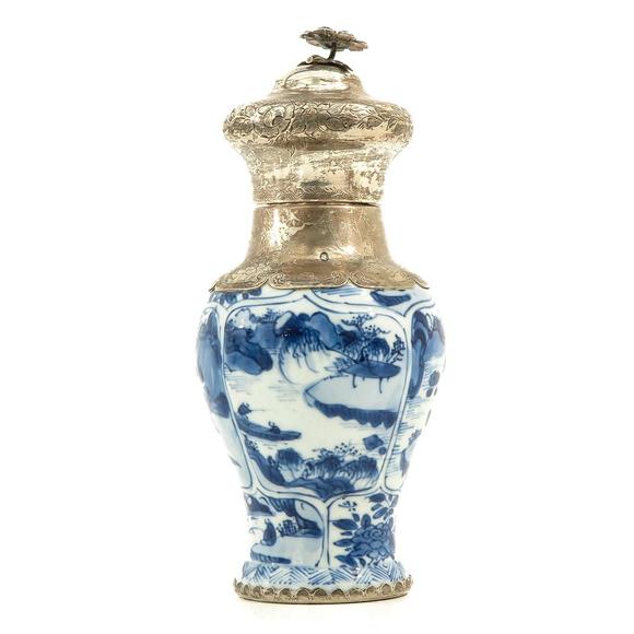 Castle AuctionA blue and white tea caddy