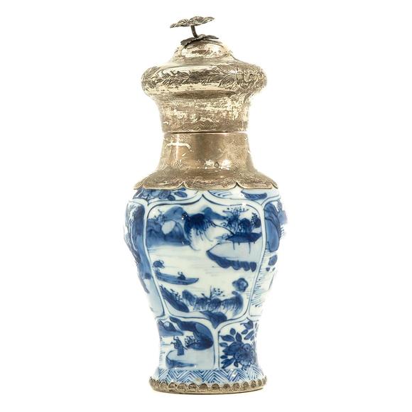 Castle AuctionA blue and white tea caddy