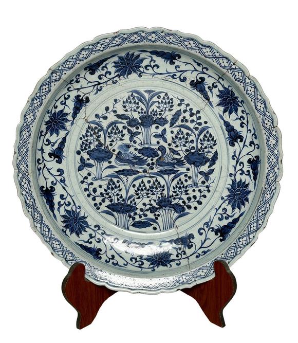 Castle AuctionAn extra large size of blue and white plater with pattern of mandarin ducks on the lotus pond, Ming Dynasty Pr. 