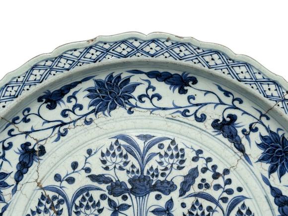 Castle AuctionAn extra large size of blue and white plater with pattern of mandarin ducks on the lotus pond, Ming Dynasty Pr. 