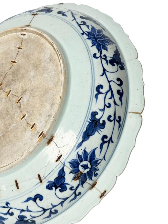 Castle AuctionAn extra large size of blue and white plater with pattern of mandarin ducks on the lotus pond, Ming Dynasty Pr. 