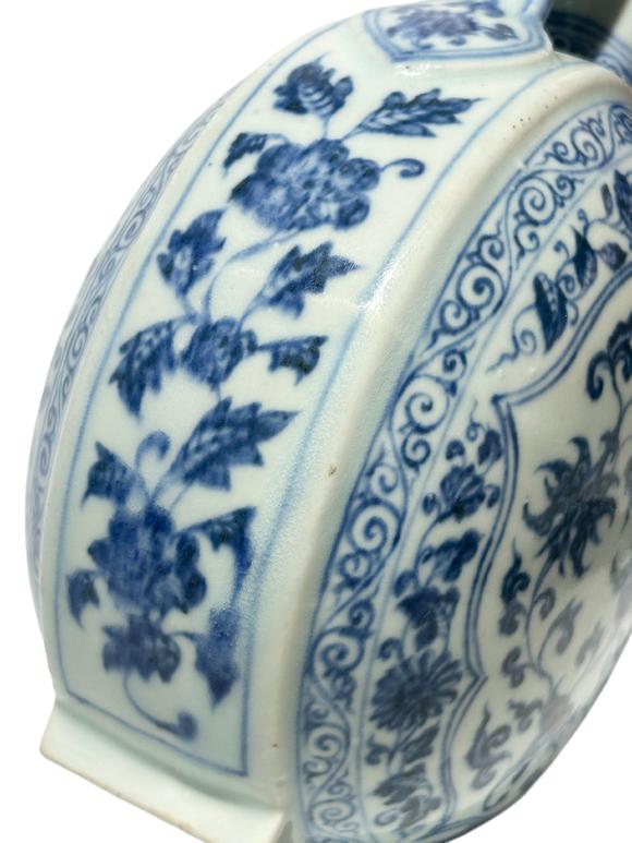 Castle AuctionA Chinese moonflask Blue and white vase, Ming Dynasty Pr. 