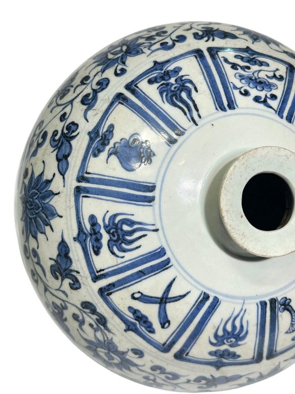 Castle AuctionA Chinese blue-and-white plum vase, Ming Dynasty Pr. 