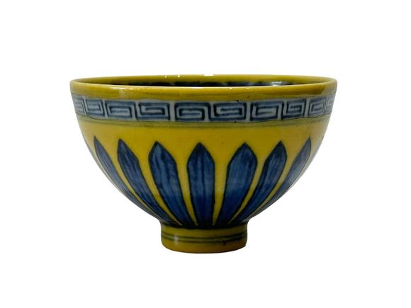 Castle AuctionA Chinese yellow-ground cup with blue-and-white chrysanthemum pattern, Ming Dynasty Pr. 