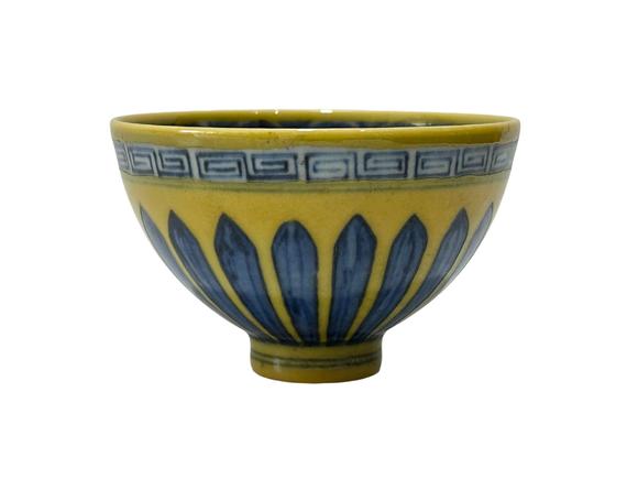 Castle AuctionA Chinese yellow-ground cup with blue-and-white chrysanthemum pattern, Ming Dynasty Pr. 