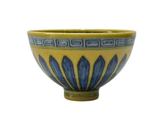 Castle AuctionA Chinese yellow-ground cup with blue-and-white chrysanthemum pattern, Ming Dynasty Pr. 
