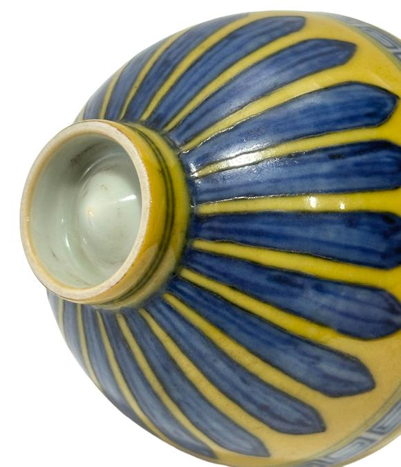 Castle AuctionA Chinese yellow-ground cup with blue-and-white chrysanthemum pattern, Ming Dynasty Pr. 