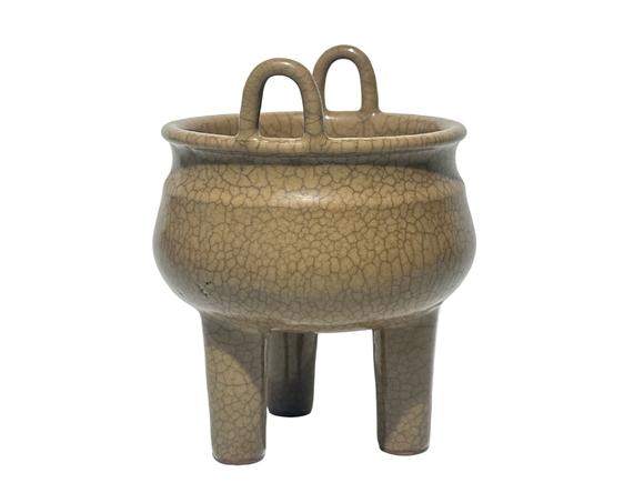 Castle AuctionA Chinese guan ware censor, Ming Dynasty Pr. or earlier.