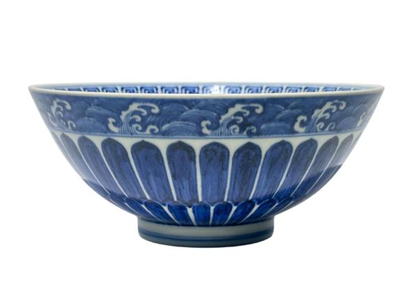 Castle AuctionA Chinese large Blue-and-white bowl with chrysanthemum petal  patterns, Ming Dynasty Pr. 