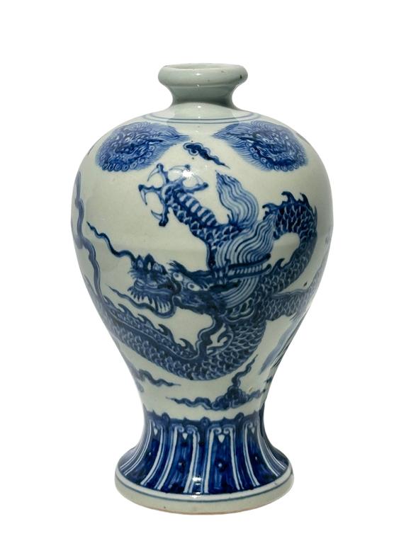 Castle AuctionA Chinese blue-and-white plum vase decorated with cloud and dragon patterns, Ming Dynasty Pr. 