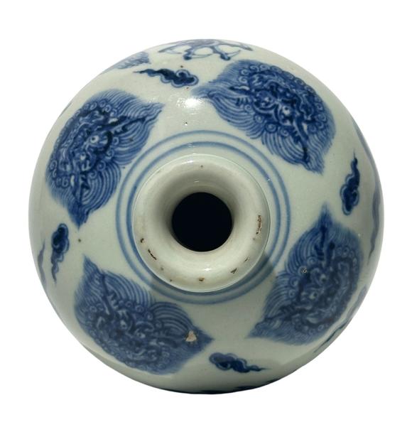 Castle AuctionA Chinese blue-and-white plum vase decorated with cloud and dragon patterns, Ming Dynasty Pr. 