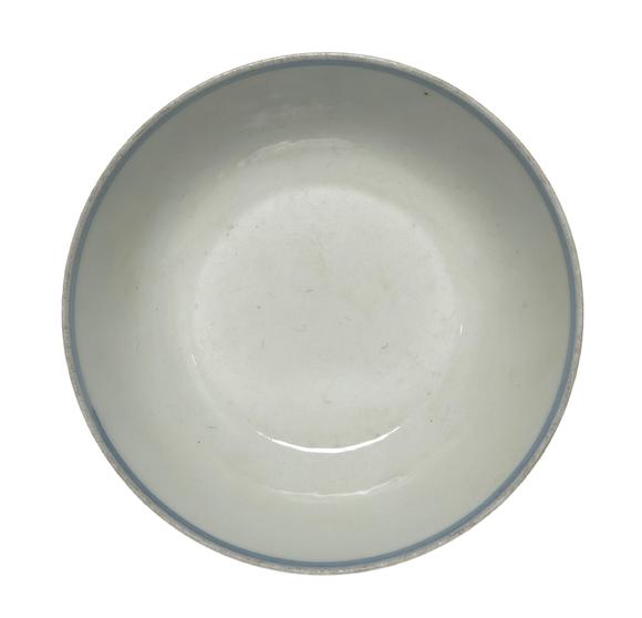 Castle AuctionA Chinese Blue and white cup decorated with entwined branches and floral flowers pattern, Ming Dynasty Pr. 