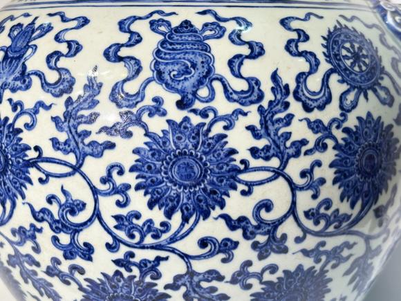 Castle AuctionA Chinese large Blue&White vase with double ears, Qian Long Pr. 