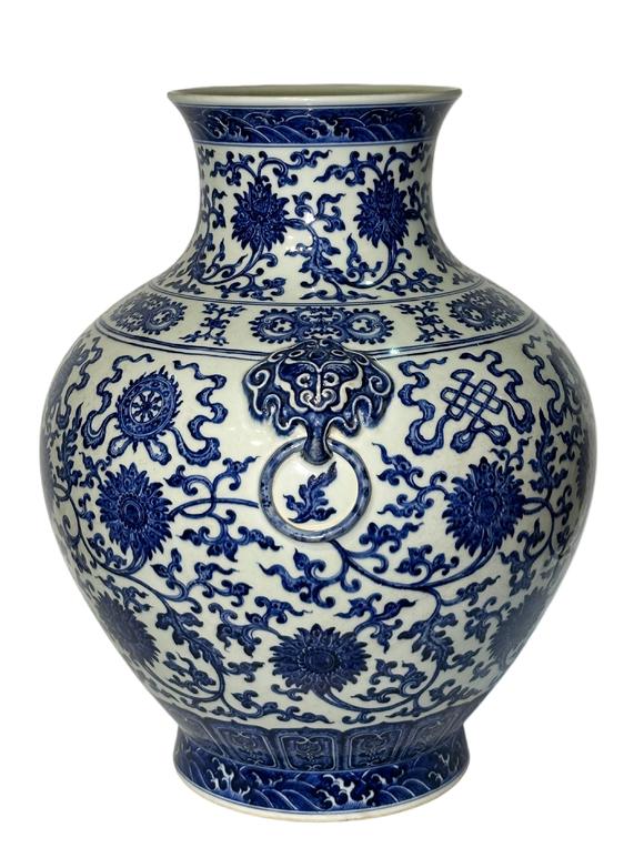 Castle AuctionA Chinese large Blue&White vase with double ears, Qian Long Pr. 