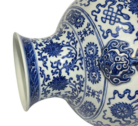 Castle AuctionA Chinese large Blue&White vase with double ears, Qian Long Pr. 