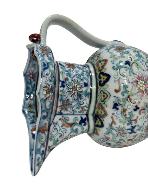 Castle AuctionA Chinese docai pot with cover, Qian Long Pr. 