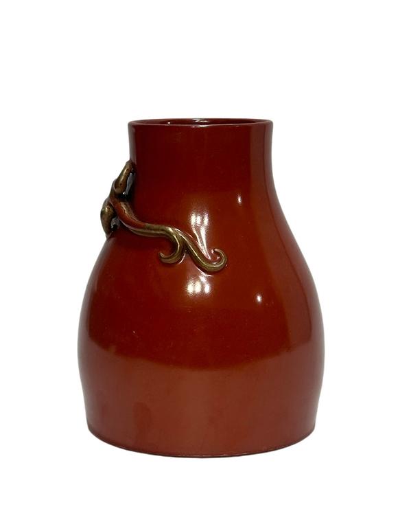 Castle AuctionA Chinese red vase with dragon deco, Qian Long Pr. 