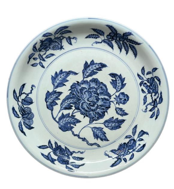 Castle AuctionA large Blue&White plate decorated with flower, Ming Dynasty Pr. 