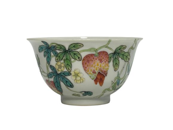Castle AuctionA Chinese Famille Rose bowl, Qing Dynasty Pr. 