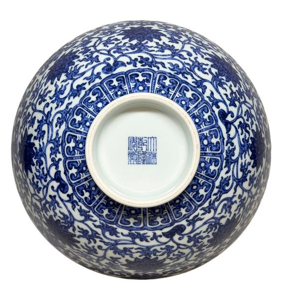 Castle AuctionA Blue-and-white bowl with nice decoration, Qian Long Pr. 