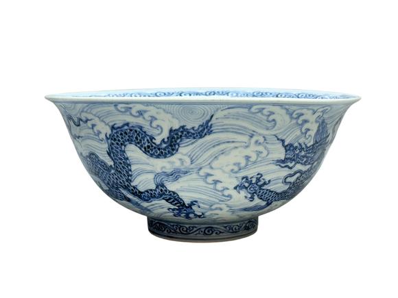 Castle AuctionA large Blue-and-white bowl decorated with sea-water dragon pattern, Ming Dynasty Pr. 