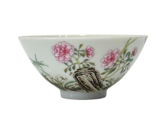 Castle AuctionA Chinese Famille Rose cup, YongZheng Pr. 
