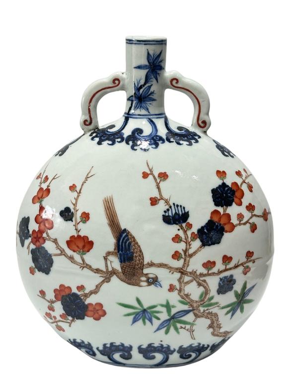Castle AuctionA Chinese Blue and white moonflask vse with Famille Verte deco, Ming Dynasty Pr. 