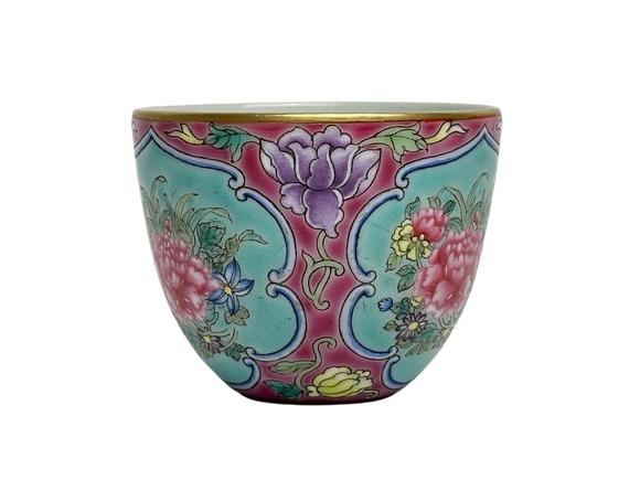 Castle AuctionA rare cup decorated with flower pattern, Kang Xi Pr. 