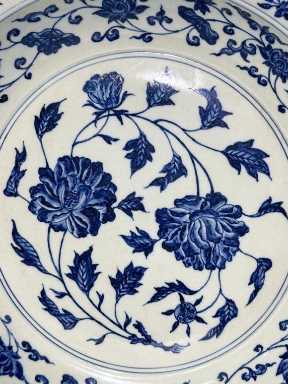 Castle AuctionA Chinese plate of blue-and-white with flower-patterned, Ming Dynasty Pr. 