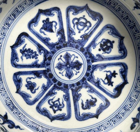 Castle AuctionA Chinese large Blue and white basin, Ming Dynasty Pr. 
