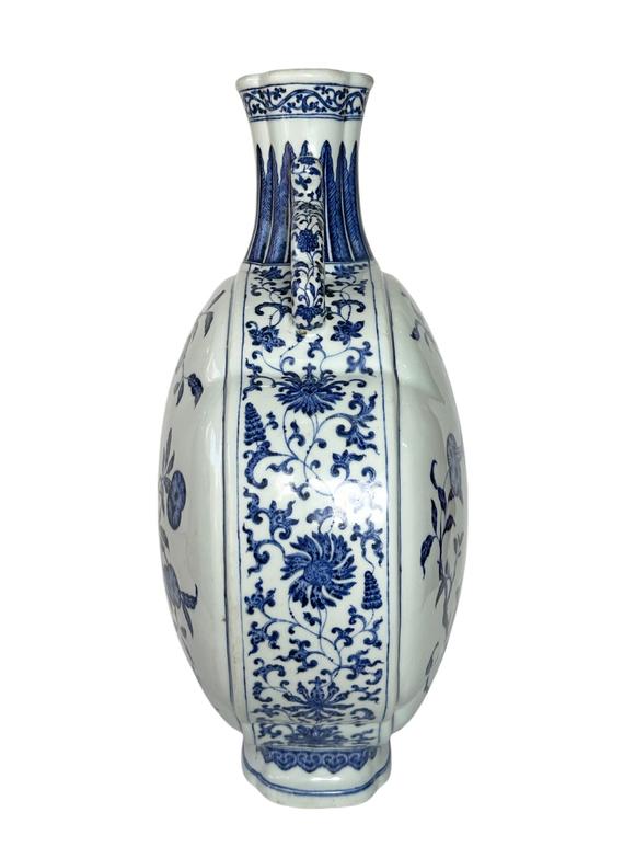Castle AuctionA blue-and-white vase with birds pattern, Qing Dynasty Pr. 