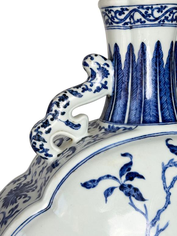 Castle AuctionA blue-and-white vase with birds pattern, Qing Dynasty Pr. 